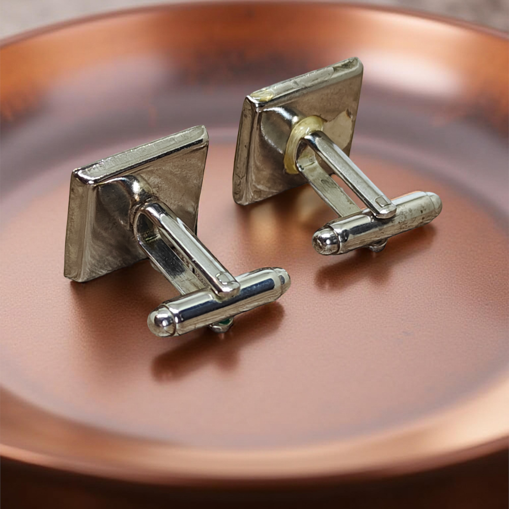 Industrialne spinki do mankietów z mechanizmami zegarkowymi