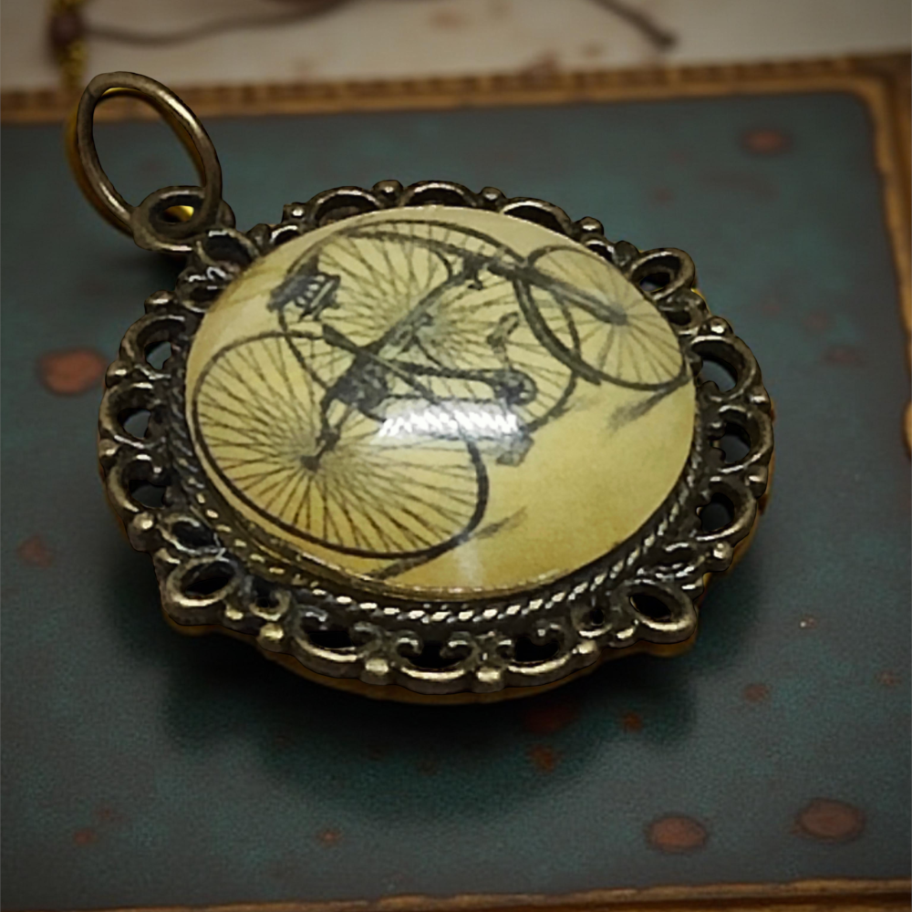 Wisiorek steampunk z grafiką - Tricykl I