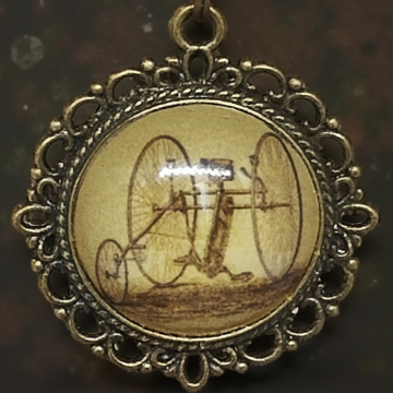Wisiorek steampunk z grafiką - Tricykl II