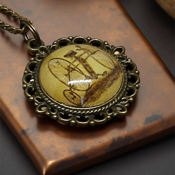 Wisiorek steampunk z grafiką - Tricykl II