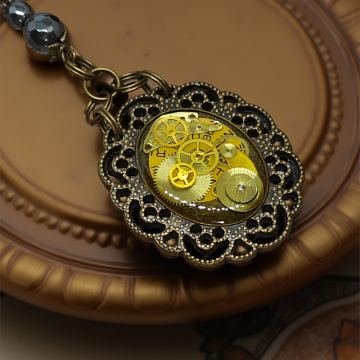 Industrialny Wisiorek Steampunk XXV z Mechanizmem Zegarkowym i Żywicą