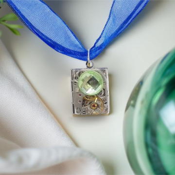 Steampunkowy Sekretnik z Mechanizmem Zegarkowym i Zielonym Brylancikiem