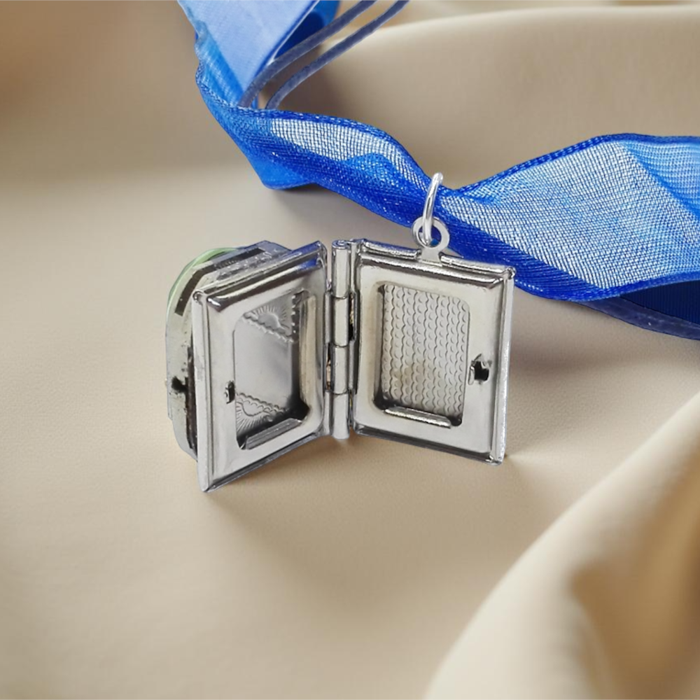 Steampunkowy Sekretnik z Mechanizmem Zegarkowym i Zielonym Brylancikiem