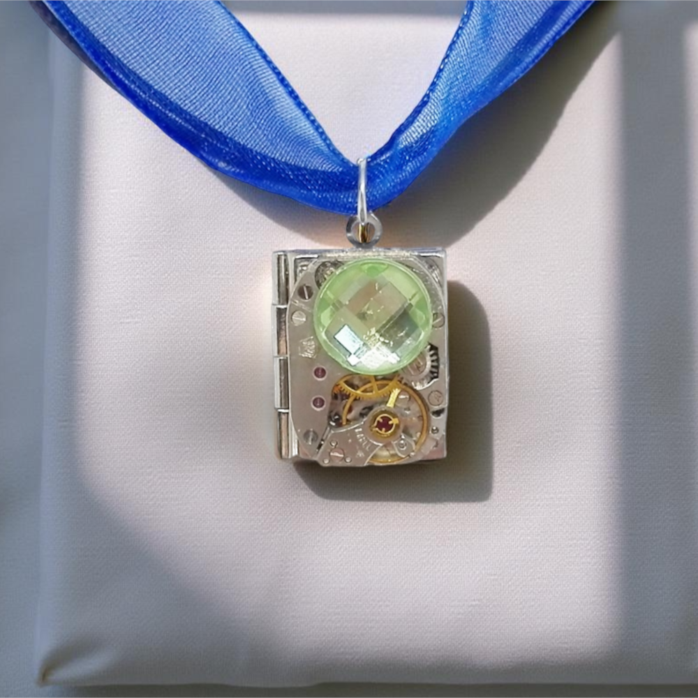 Steampunkowy Sekretnik z Mechanizmem Zegarkowym i Zielonym Brylancikiem