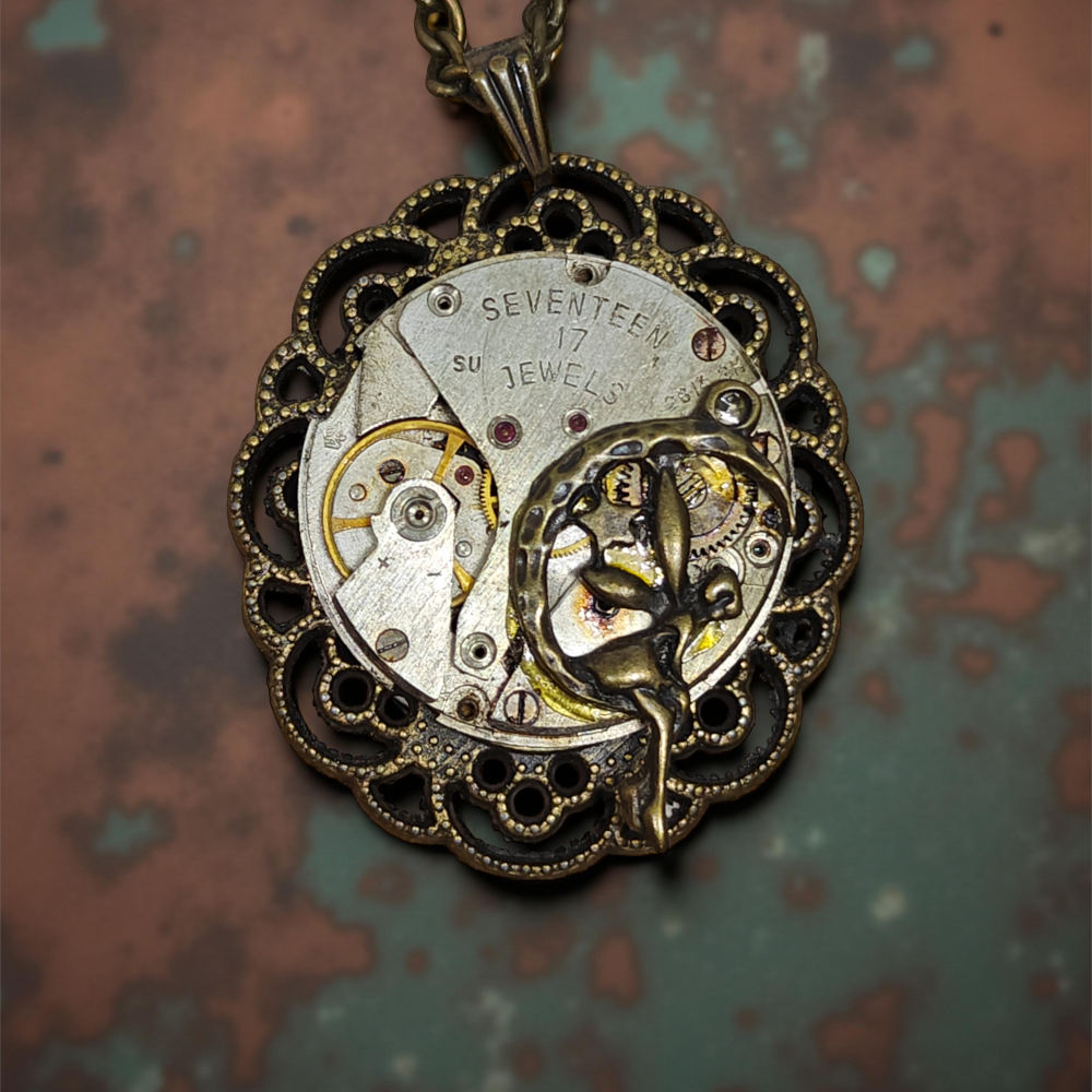 Wisiorek Steampunkowy z Mechanizmem Zegarkowym i Rusałką