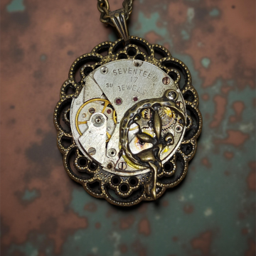 Wisiorek Steampunkowy z Mechanizmem Zegarkowym i Rusałką