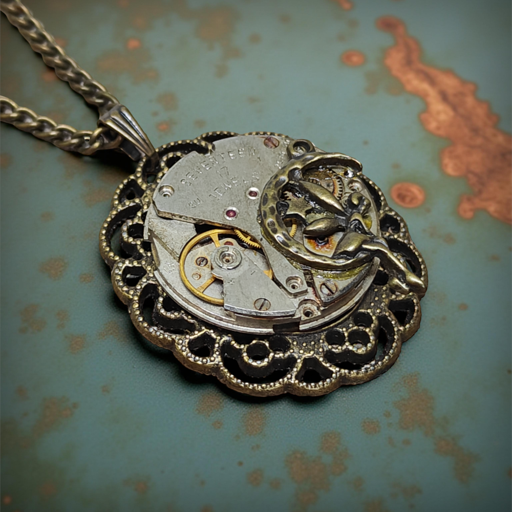 Wisiorek Steampunkowy z Mechanizmem Zegarkowym i Rusałką