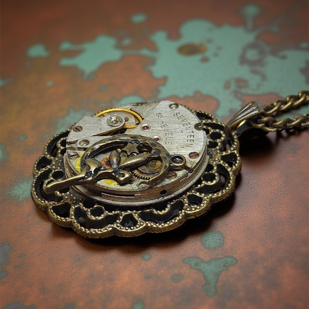 Wisiorek Steampunkowy z Mechanizmem Zegarkowym i Rusałką