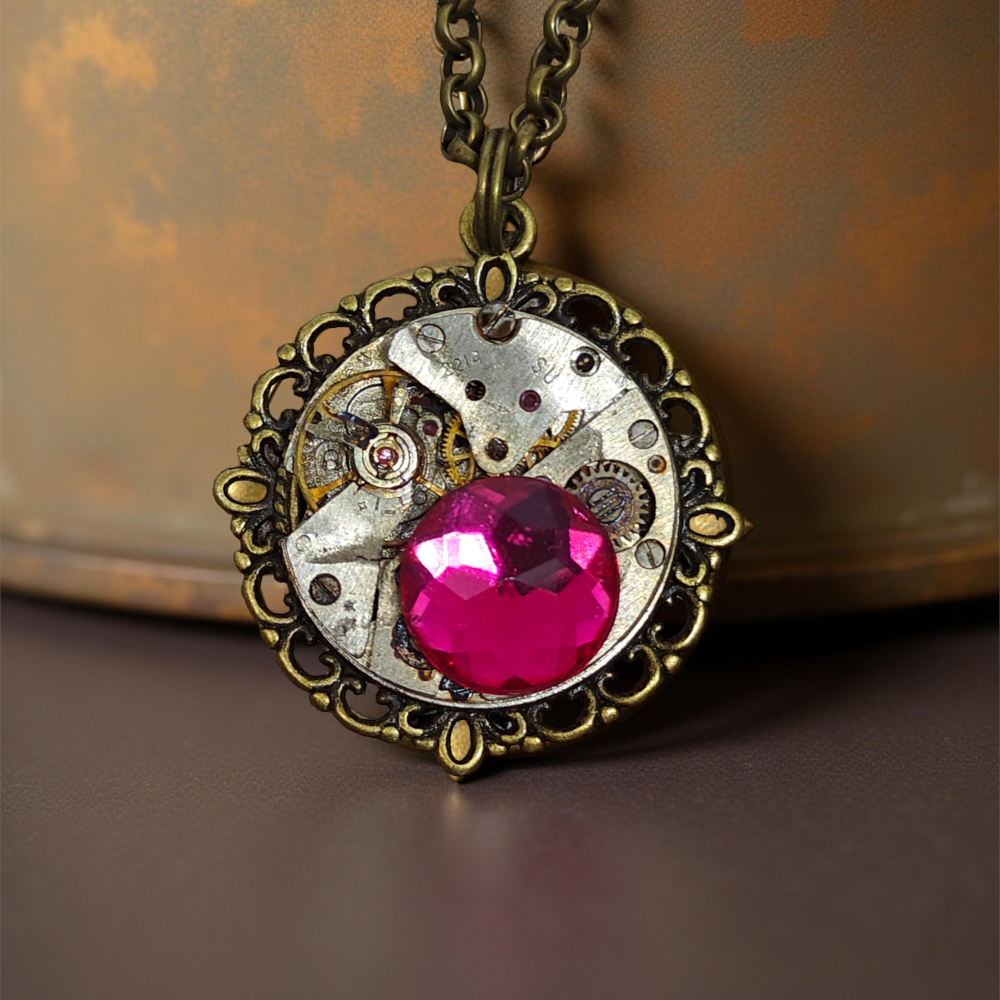 Wisiorek Steampunkowy V z Mechanizmem Zegarkowym i Czerwoną Cyrkonią