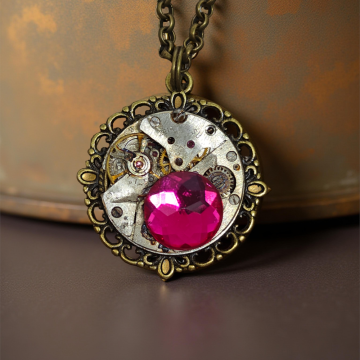 Wisiorek Steampunkowy V z Mechanizmem Zegarkowym i Czerwoną Cyrkonią