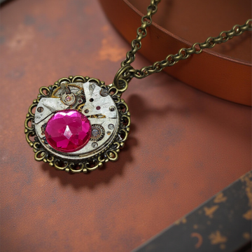 Wisiorek Steampunkowy V z Mechanizmem Zegarkowym i Czerwoną Cyrkonią