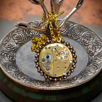 Wisiorek Steampunkowy ze Złotym Mechanizmem Zegarkowym