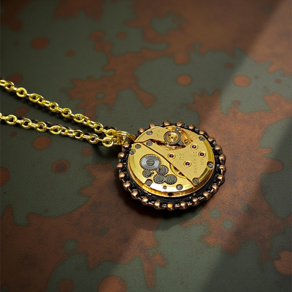 Wisiorek Steampunkowy ze Złotym Mechanizmem Zegarkowym