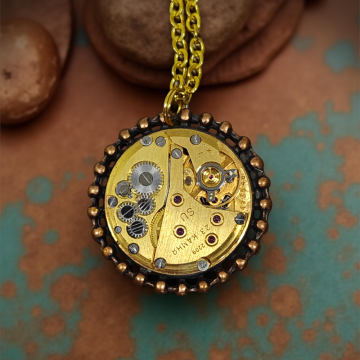 Wisiorek Steampunkowy ze Złotym Mechanizmem Zegarkowym