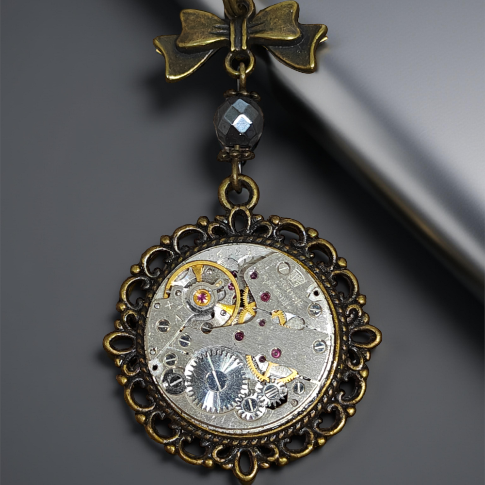 Steampunkowy Wisiorek XVIII z Mechanizmem Zegarkowym