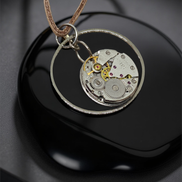 Steampunkowy Wisiorek XXI z Mechanizmem Zegarkowym i Stalowym Kółkiem