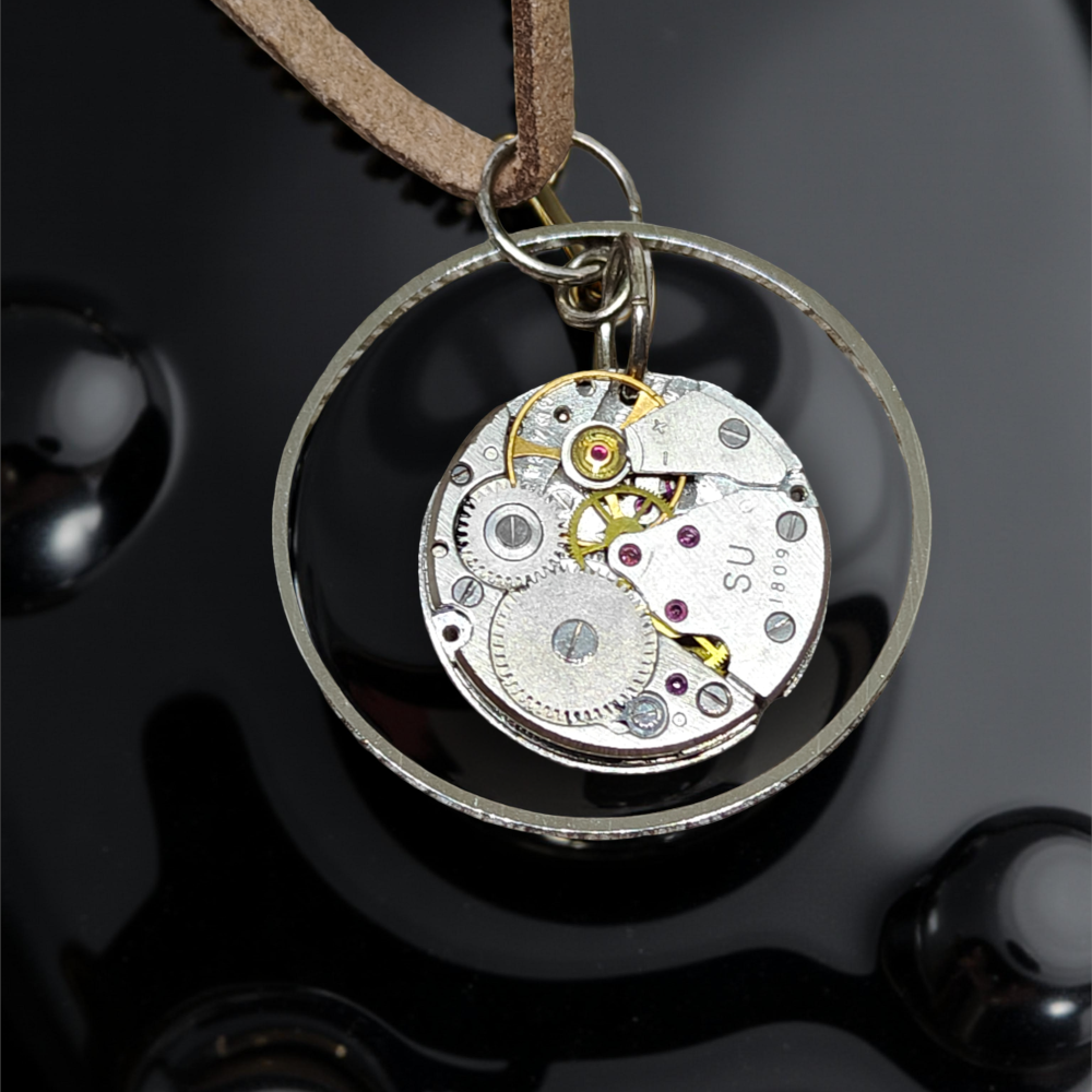 Steampunkowy Wisiorek XXI z Mechanizmem Zegarkowym i Stalowym Kółkiem