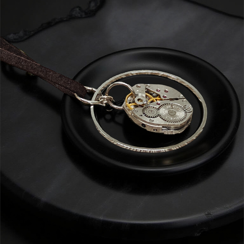 Steampunkowy Wisiorek XXII z Mechanizmem Zegarkowym i Stalowym Kółkiem