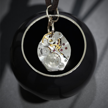 Steampunkowy Wisiorek XXII z Mechanizmem Zegarkowym i Stalowym Kółkiem