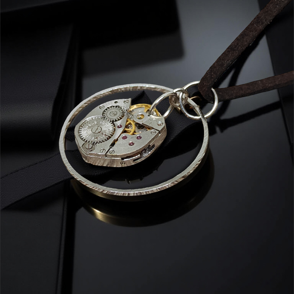 Steampunkowy Wisiorek XXII z Mechanizmem Zegarkowym i Stalowym Kółkiem