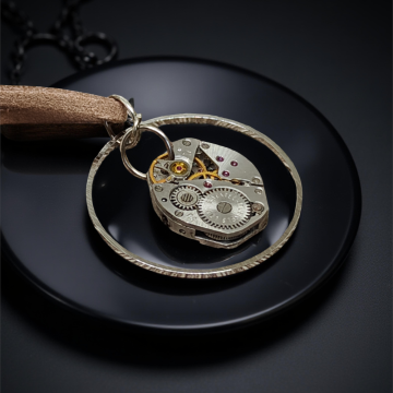 Steampunkowy Wisiorek XXIII z Mechanizmem Zegarkowym i Stalowym Kółkiem