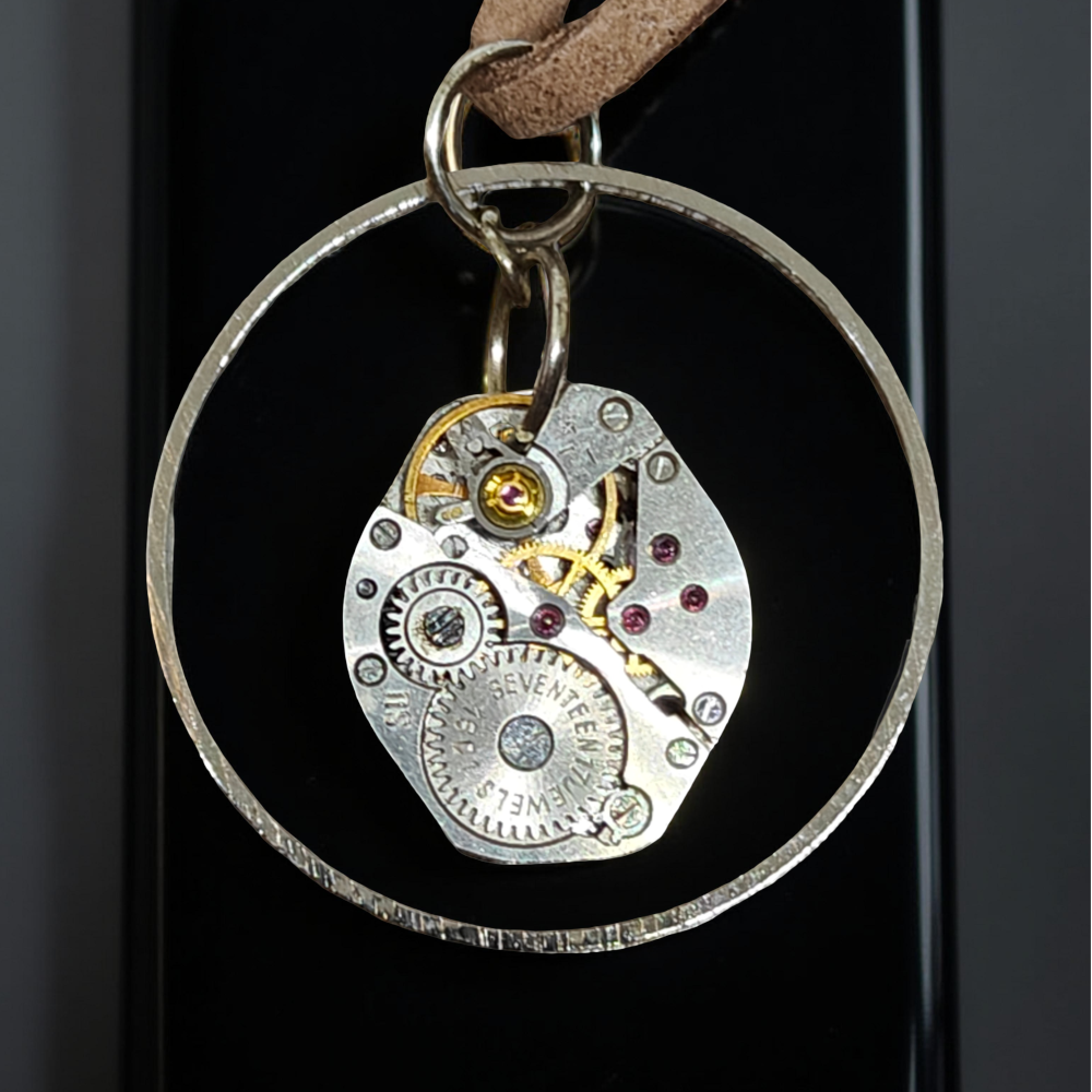 Steampunkowy Wisiorek XXIII z Mechanizmem Zegarkowym i Stalowym Kółkiem