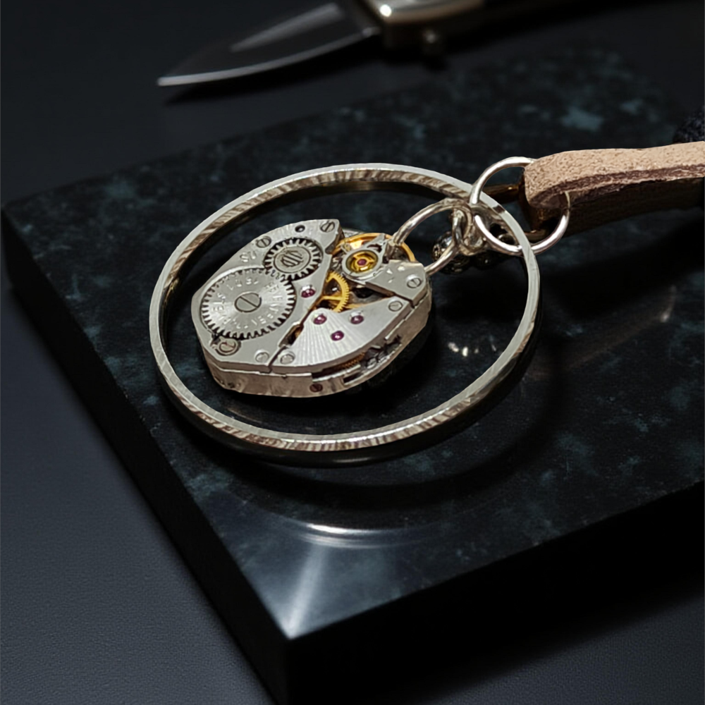 Steampunkowy Wisiorek XXIII z Mechanizmem Zegarkowym i Stalowym Kółkiem