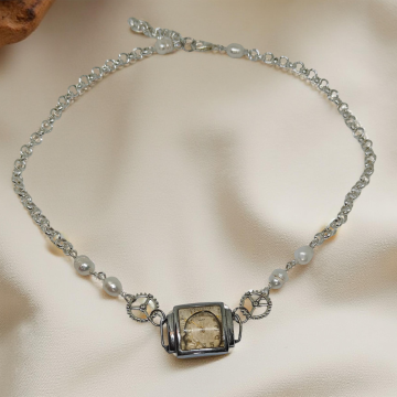 Wisiorek Steampunkowy „Zamrożony Czas” – Zatopiona Tarcza Zegarka Zarja