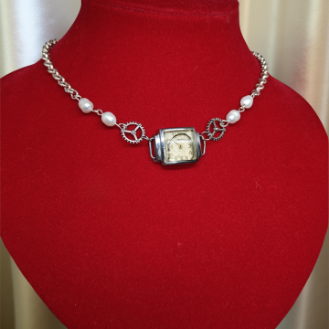 Wisiorek Steampunkowy „Zamrożony Czas” – Zatopiona Tarcza Zegarka Zarja