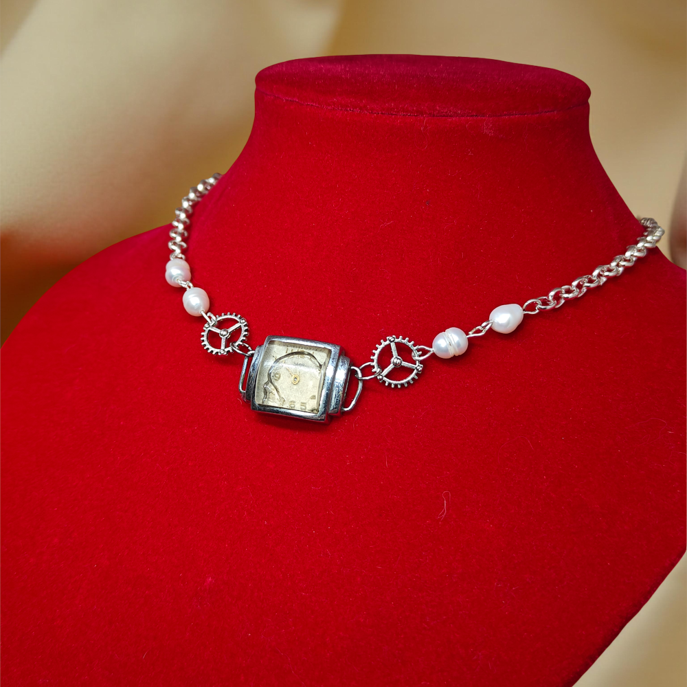 Wisiorek Steampunkowy „Zamrożony Czas” – Zatopiona Tarcza Zegarka Zarja