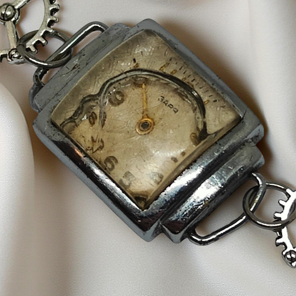 Wisiorek Steampunkowy „Zamrożony Czas” – Zatopiona Tarcza Zegarka Zarja