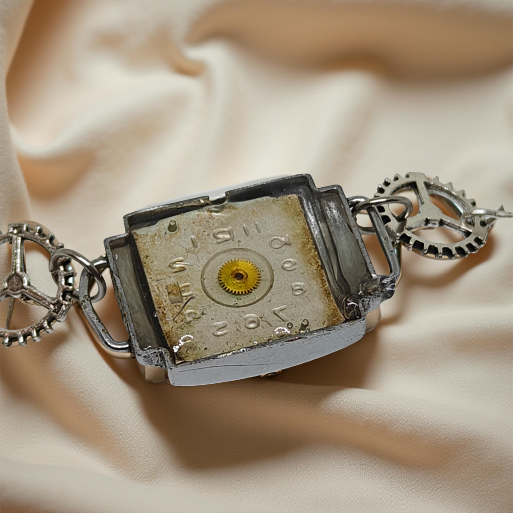 Wisiorek Steampunkowy „Zamrożony Czas” – Zatopiona Tarcza Zegarka Zarja