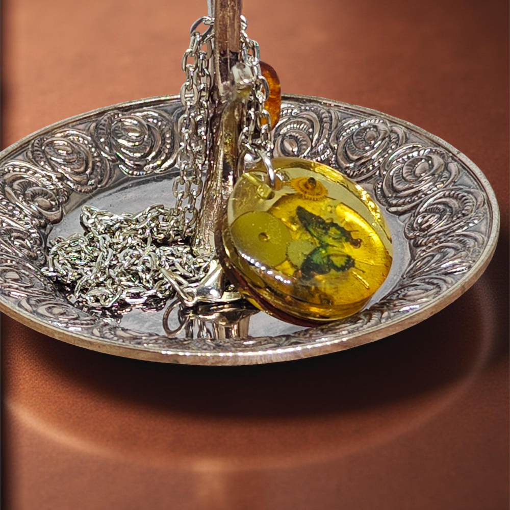 Wisiorek Industrialny XIV – Zegarkowe Mechanizmy i Motyl w Żywicy