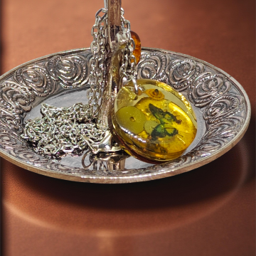 Wisiorek Industrialny XIV – Zegarkowe Mechanizmy i Motyl w Żywicy