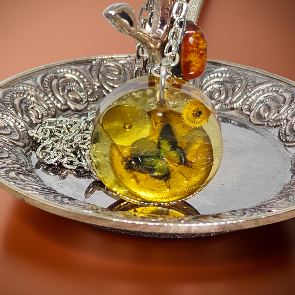 Wisiorek Industrialny XIV – Zegarkowe Mechanizmy i Motyl w Żywicy