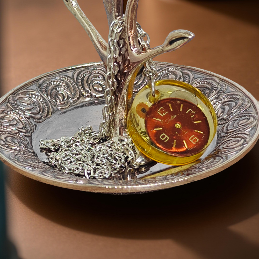 Wisiorek Industrialny XIV – Zegarkowe Mechanizmy i Motyl w Żywicy