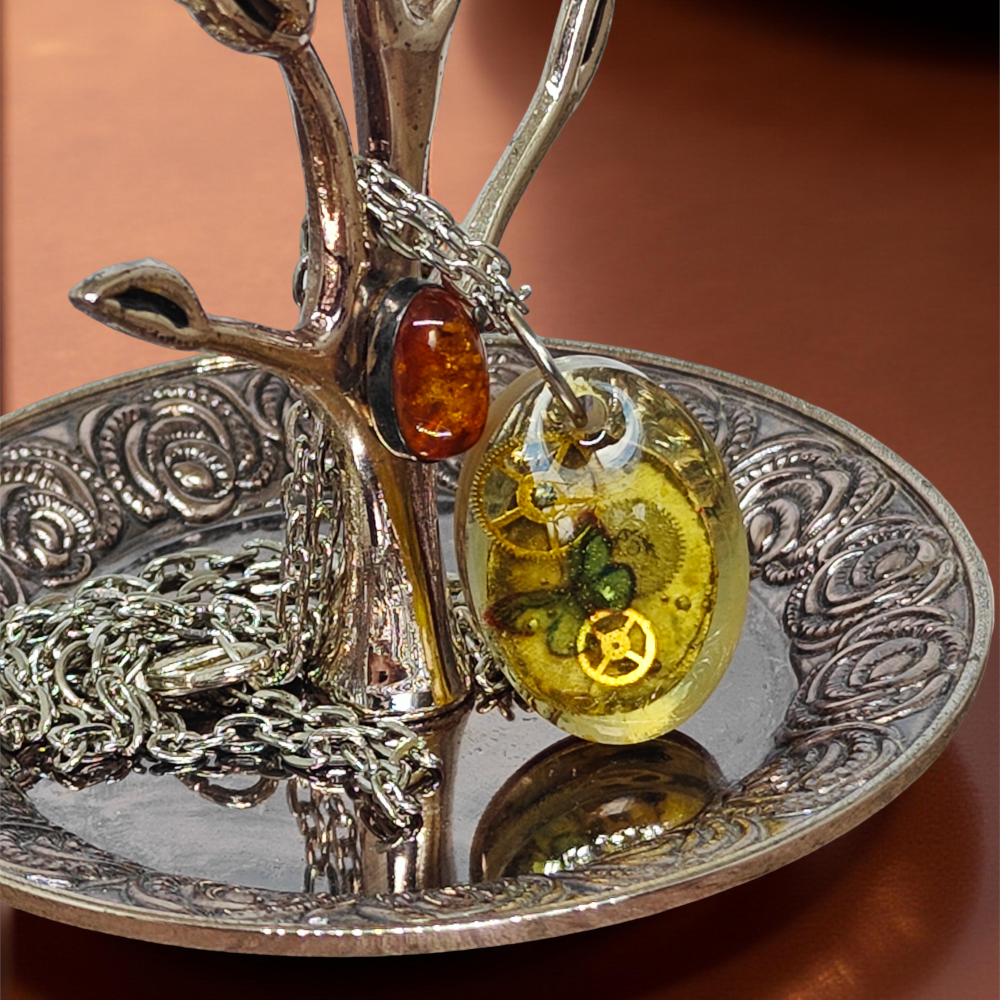 Wisiorek Industrialny XV – Mechanizmy Zegarkowe i Motyl w Żywicy