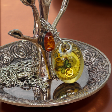 Wisiorek Industrialny XV – Mechanizmy Zegarkowe i Motyl w Żywicy