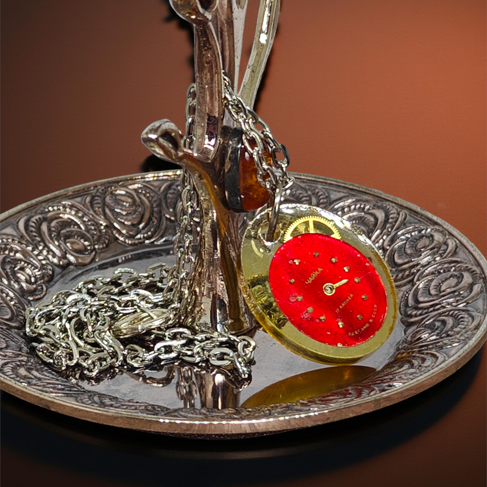 Wisiorek Industrialny XV – Mechanizmy Zegarkowe i Motyl w Żywicy