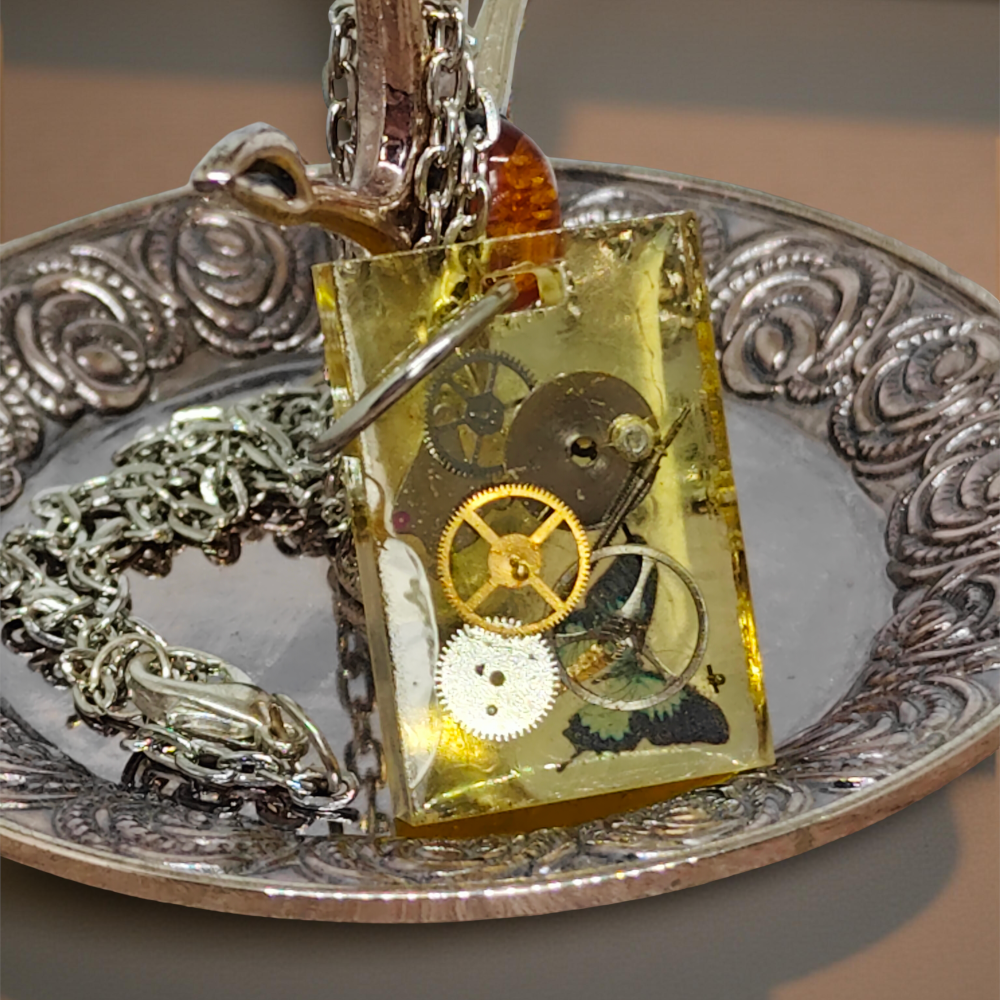 Wisiorek Industrialny XVI – Mechanizmy Zegarkowe i Motyl w Żywicy