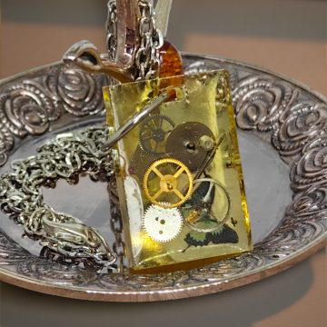 Wisiorek Industrialny XVI – Mechanizmy Zegarkowe i Motyl w Żywicy