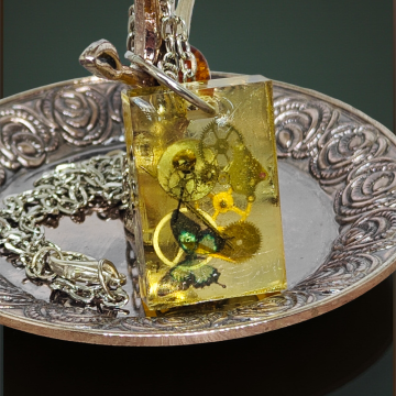 Wisiorek Industrialny XVI – Mechanizmy Zegarkowe i Motyl w Żywicy