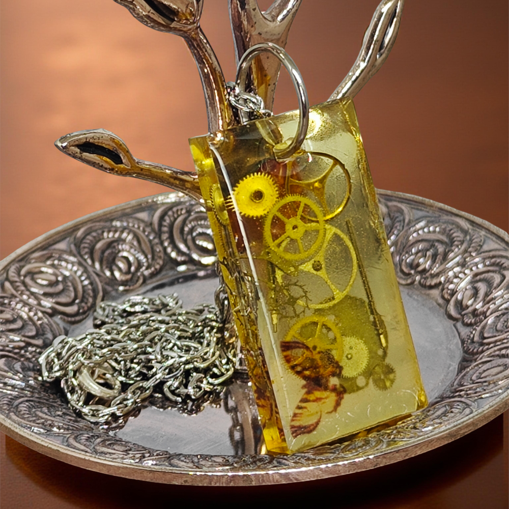 Wisiorek Industrialny XVII – Mechanizmy Zegarkowe w Żywicy