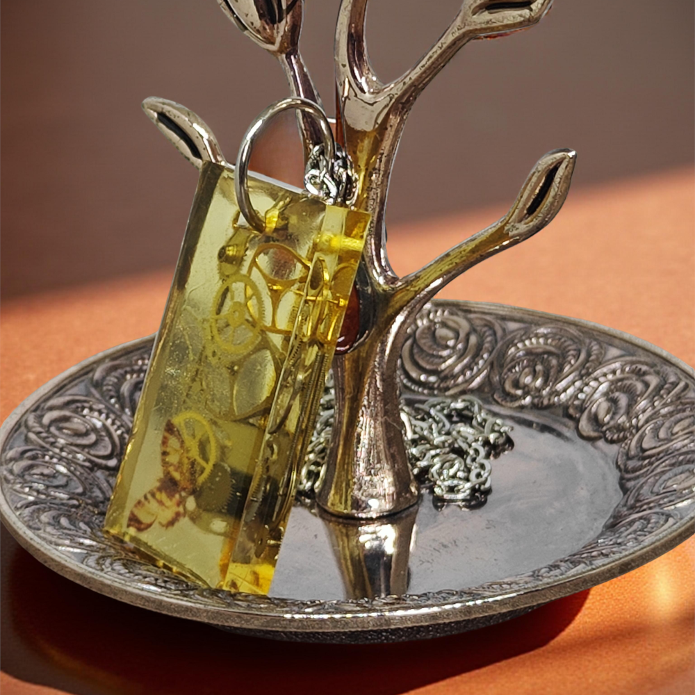 Wisiorek Industrialny XVII – Mechanizmy Zegarkowe w Żywicy