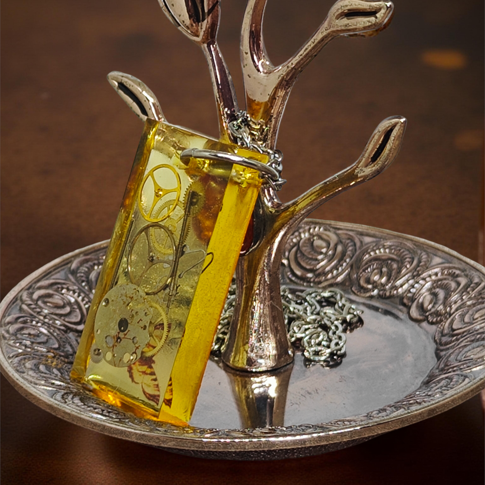 Wisiorek Industrialny XVII – Mechanizmy Zegarkowe w Żywicy