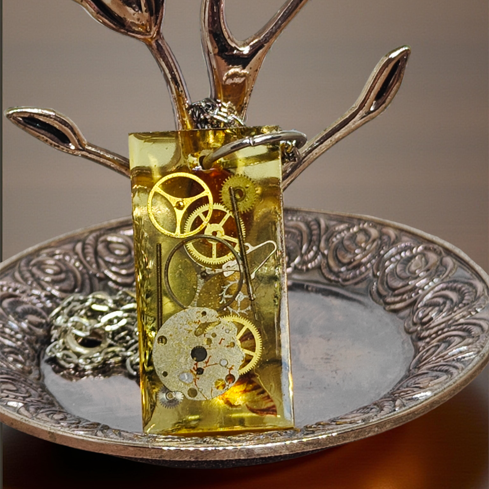 Wisiorek Industrialny XVII – Mechanizmy Zegarkowe w Żywicy