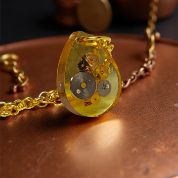 Wisiorek Industrialny – Kropla z Mechanizmami Zegarkowymi (Żywica)