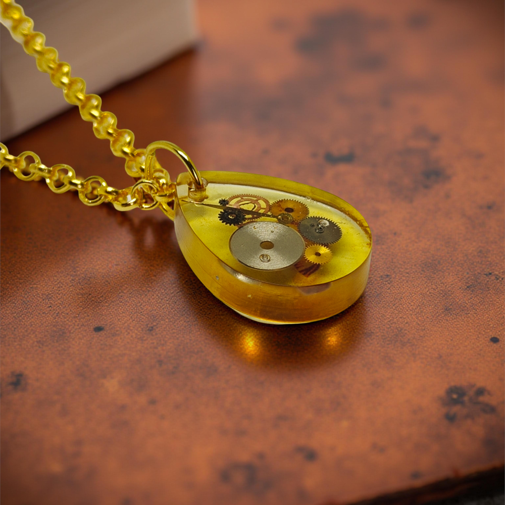 Wisiorek Industrialny – Kropla z Mechanizmami Zegarkowymi (Żywica)