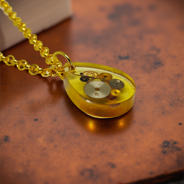 Wisiorek Industrialny – Kropla z Mechanizmami Zegarkowymi (Żywica)