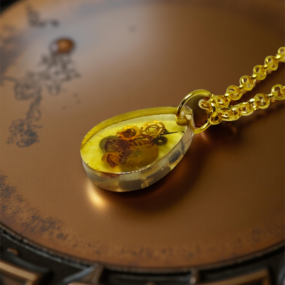 Wisiorek Industrialny – Kropla z Mechanizmami Zegarkowymi (Żywica)